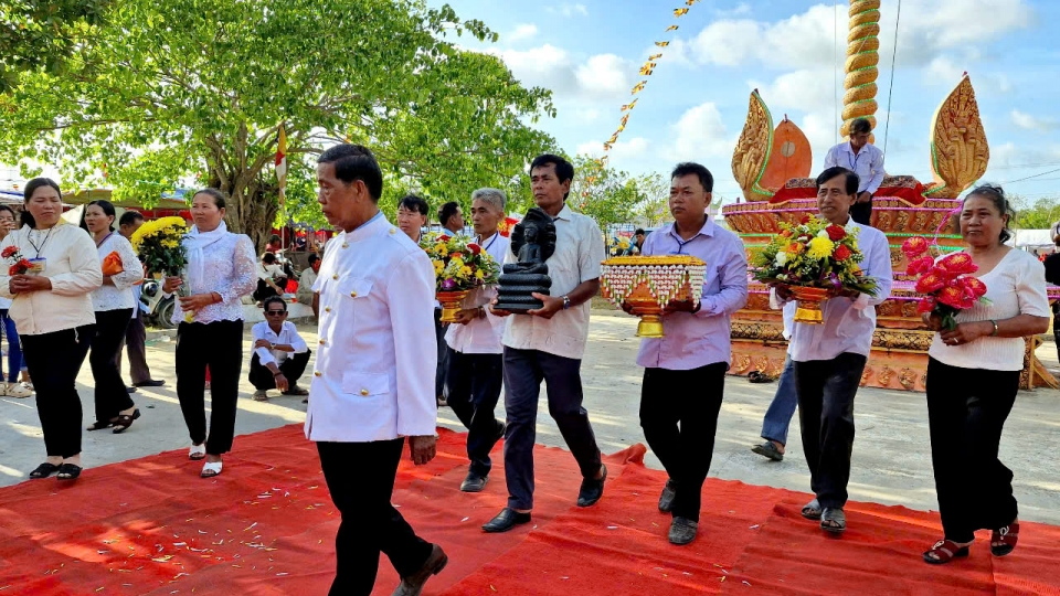 le_ruoc_tuong_phat_nghi_thuc_trong_le_hoi_chroi_rum_chek_cua_dong_bao_khmer.jpg