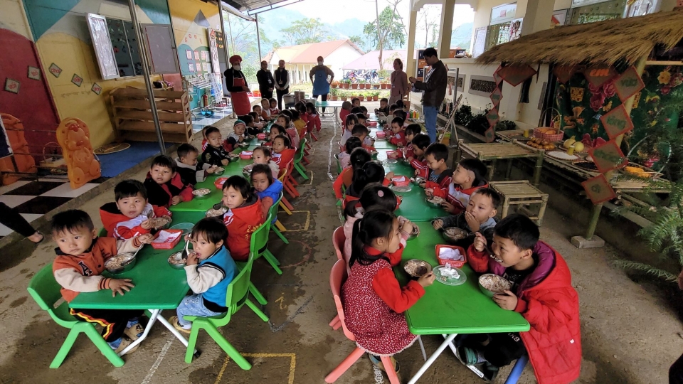 mien_hoc_phi_giup_viec_den_lop_cua_nhung_em_nho_vung_cao_duoc_thuan_loi_hon.jpg