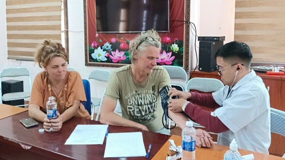 nam_du_khach_duoc_can_bo_y_te_theo_doi_cham_soc_suc_khoe_sau_khi_duoc_tim_thay.jpg