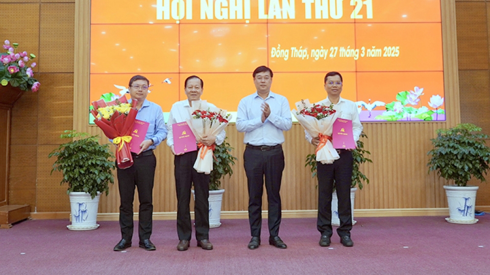 ong_le_quoc_phong_bi_thu_tinh_uy_dong_thap_trao_quyet_dinh_cua_ban_bi_thu_cho_cac_can_bo_nhan_quyet_dinh_anh_viet_tien.jpg