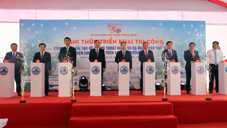 ong_nguyen_van_quang_bi_thu_thanh_uy_da_nang_dung_giua_va_cac_dai_bieu_thuc_hien_nghi_thuc_an_nut_trien_khai_thi_cong_du_an.jpg