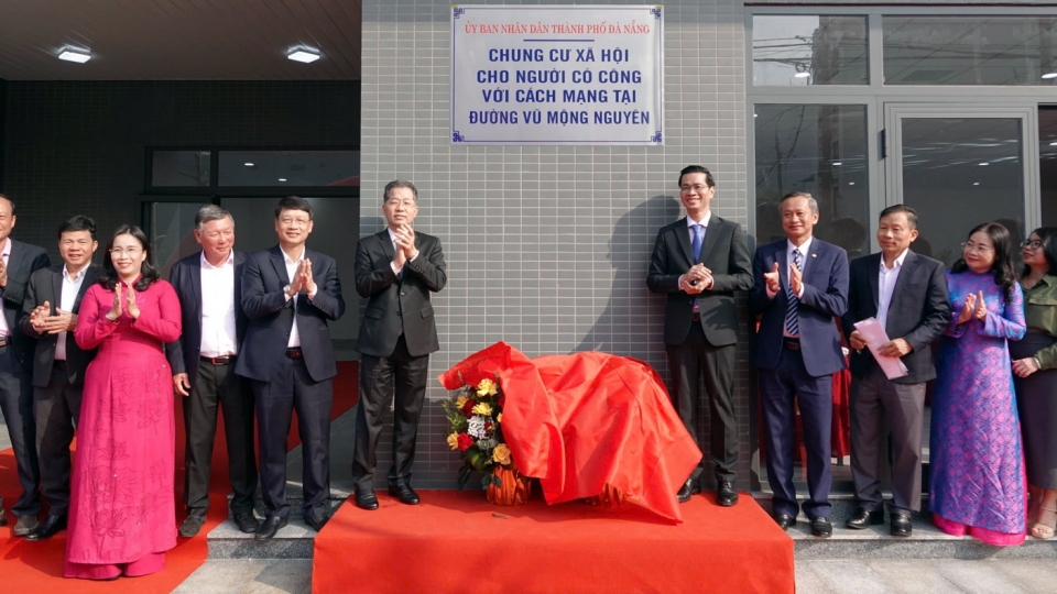 ong_nguyen_van_quang_bi_thu_thanh_uy_da_nang_thu_6_tu_trai_sang_dai_dien_ban_quan_ly_du_an_va_lanh_dao_thanh_pho_gan_bien_cong_trinh_.jpg