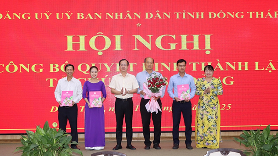 ong_tran_tri_quang_quyen_chu_tich_ubnd_tinh_dong_thap_trao_cac_quyet_dinh_anh_viet_tien.jpg