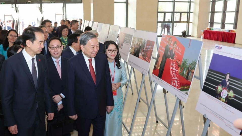 Party leader attends gathering of Vietnamese and Chinese alumni