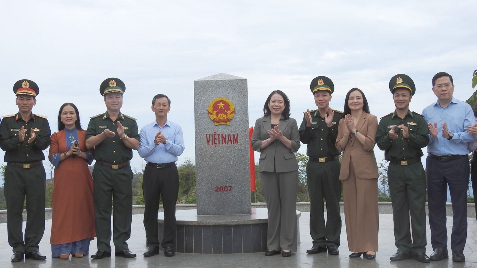 pho_chu_tich_nuoc_vo_thi_anh_xuan_chup_anh_luu_niem_tai_cot_moc_bien_gioi_viet_nam-lao-campuchia.jpg
