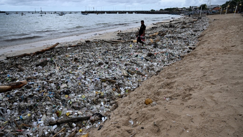 rac_thai_nhua_tren_bai_bien_o_huyen_badung_bali_indonesia_jakarta_post_1.jpg
