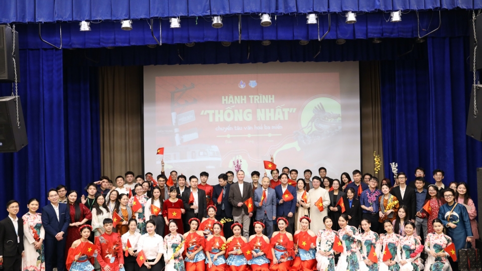 rs-chuong_trinh_co_su_tham_gia_dong_dao_cua_cac_ban_sinh_vien_viet_nam_tai_nga.jpg
