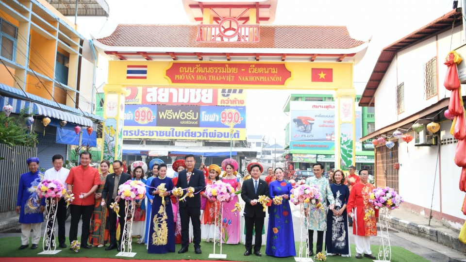 rs-le_cat_bang_khai_truong_pho_am_thuc_van_hoa_thai_lan-viet_nam_tai_nakhon_phanom.jpg