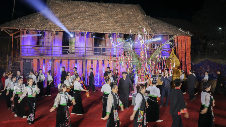 show_dien_thuc_canh_huyen_tich_u_va_khac_hoa_dam_net_van_hoa_lich_su_ve_vung_dat_con_nguoi_dien_bien_trong_qua_khu_hien_tai_va_tuong_lai.jpg