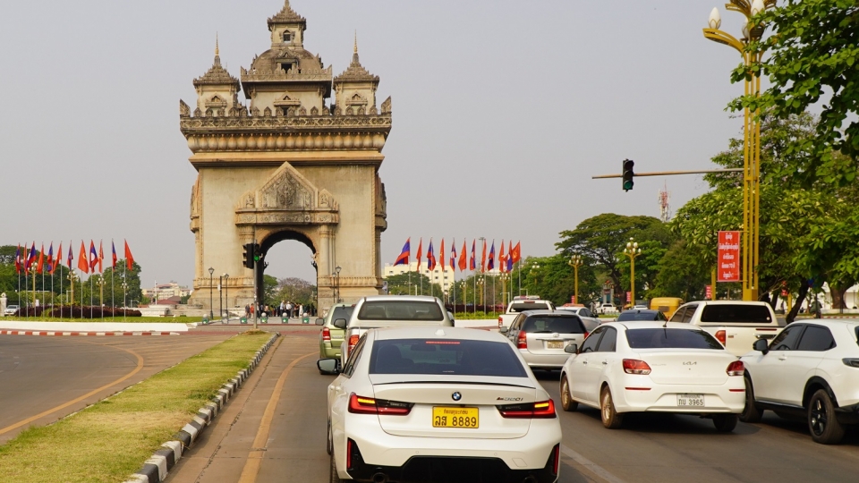 thu_do_vientiane_duoc_trang_hoang_ruc_ro_co_dang_co_to_quoc.jpg