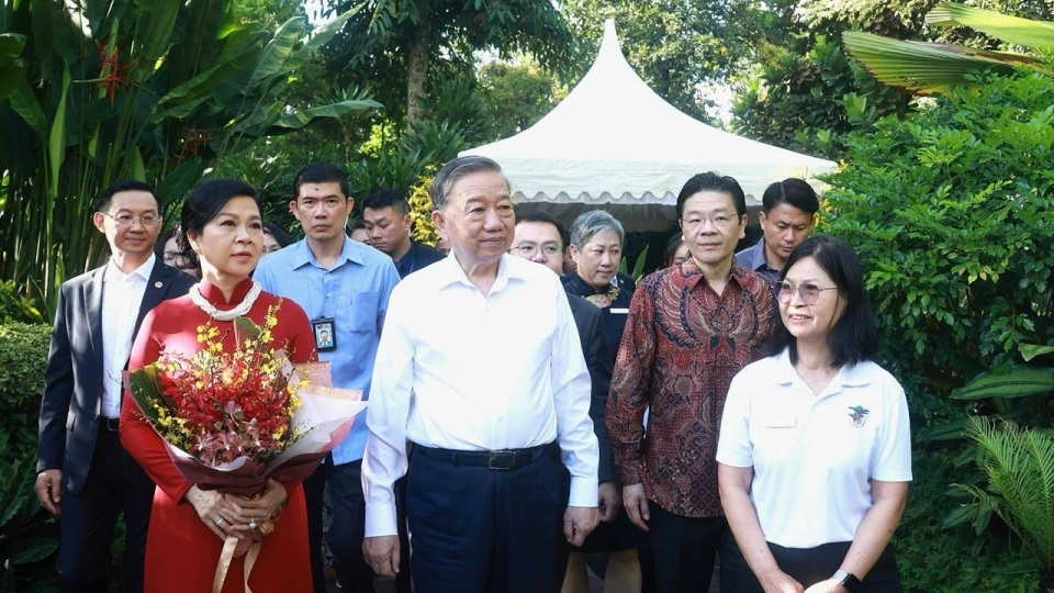 thu_tuong_singapore_lawrence_wong_cung_tong_bi_thu_to_lam_va_phu_nhan_tham_vuon_thuc_vat_singapore.jpg