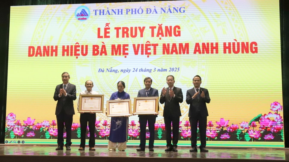 thua_uy_quyen_cua_chu_tich_nuoc_lanh_dao_thanh_pho_da_nang_da_trao_cac_quyet_dinh_cua_chu_tich_nuoc_truy_tang_ba_me_viet_nam_anh_hung_cho_dai_dien_than_nhan_cac_ba_me.jpg