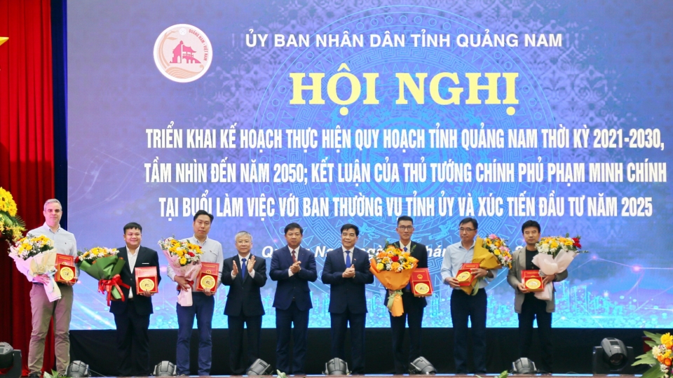 tinh_quang_nam_trao_giay_chung_nhan_dau_tu_chu_truong_dau_tu_mot_so_du_an.jpg