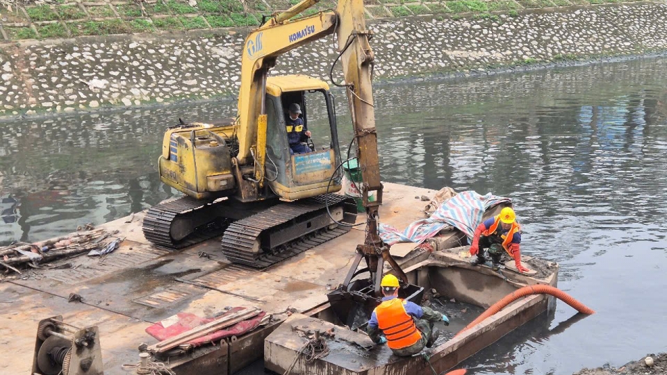 Sẽ nạo vét khoảng 50.000 m3 bùn dưới lòng sông Tô Lịch