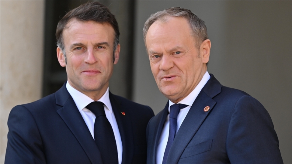 tong_thong_phap_emmanuel_macron_trai_va_thu_tuong_ba_lan_donald_tusk_phai_anh-aa.com_.tr_.jpg