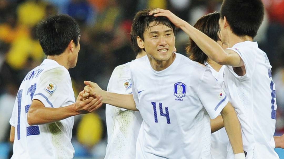 tro_ly_hlv_lee_jung_soo_hoi_con_khoac_ao_doi_tuyen_han_quoc.jpg