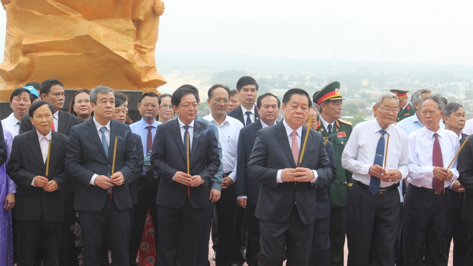 truong_ban_tuyen_giao_va_dan_van_trung_uong_nguyen_trong_nghia_va_cac_dai_bieu_dang_huong_tai_tuong_dai_chien_thang_nui_ba.jpg
