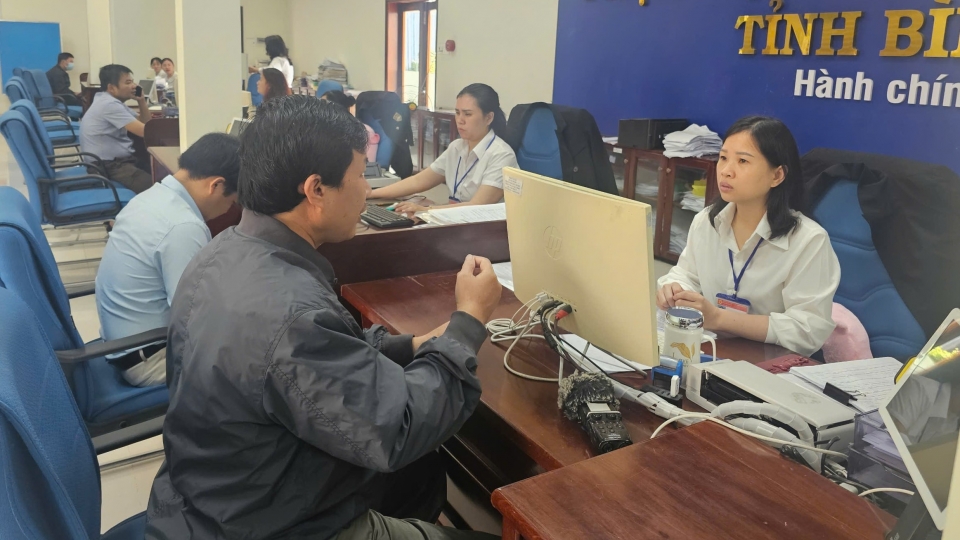 vov_nhan_vien_trung_tam_hanh_chinh_cong_tinh_binh_dinh_huong_dan_nguoi_dan_xu_ly_thu_tuc_hanh_chinh_20250305105614.jpg