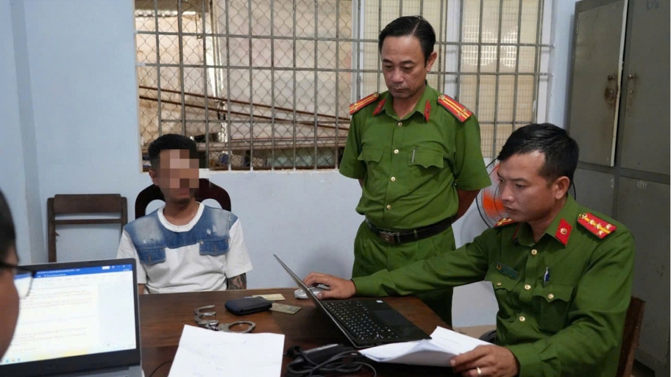 Đối tượng Kiệt tại Công an phường Phú Thuỷ.jpg
