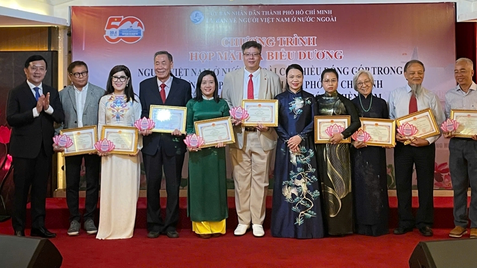 .kieu_bao_nhan_bang_khen_tai_le_tuyen_duong.png