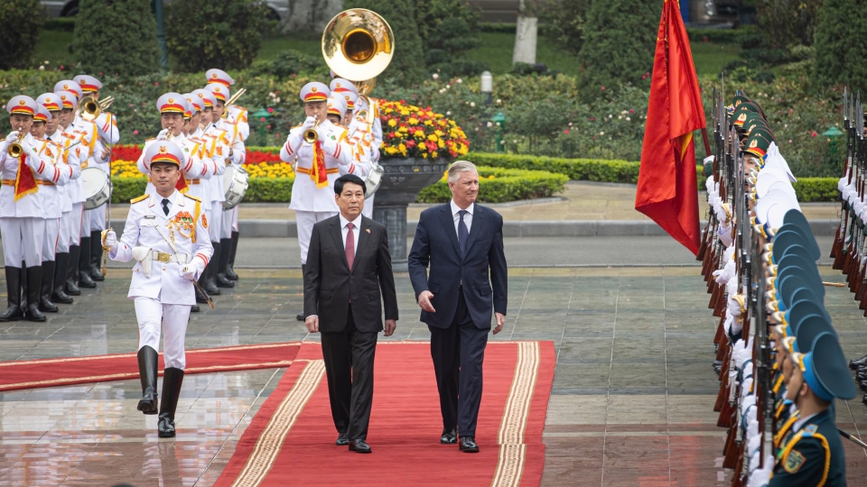 01-04_chu_tich_nuoc_luong_cuong_va_nha_vua_philippe_duyet_doi_danh_du.jpg