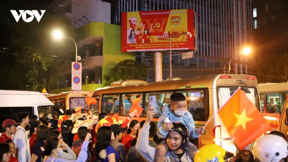 11._ho_chi_minh_city_take_to_streets_at_midnight_to_watch_parade_rehearsal.jpg