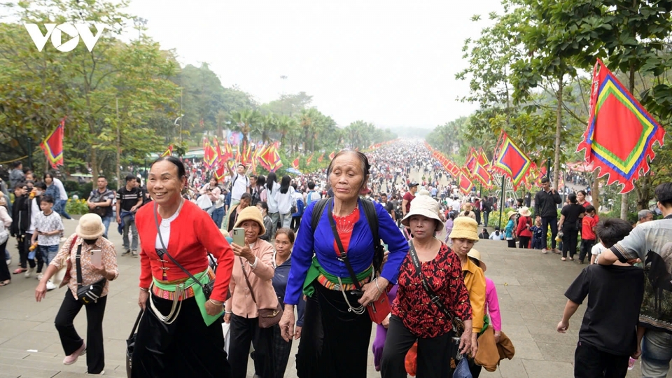 15._tens_of_thousands_flock_to_hung_kings_temple_relic_complex_ahead_of_ancestor_anniversary.jpg