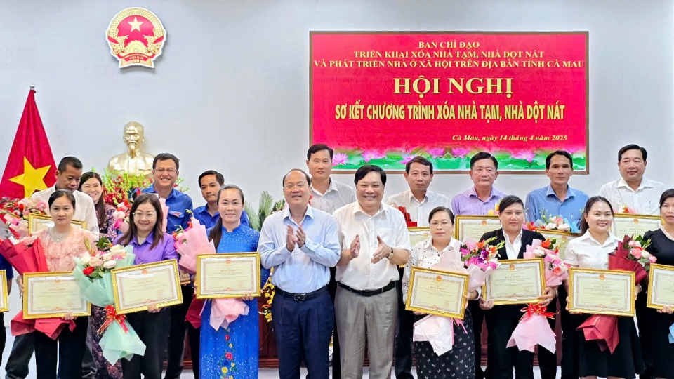 1_bi_thu_va_chu_tich_ubnd_tinh_ca_mau_tang_khang_khen_cho_cac_tap_the.jpg