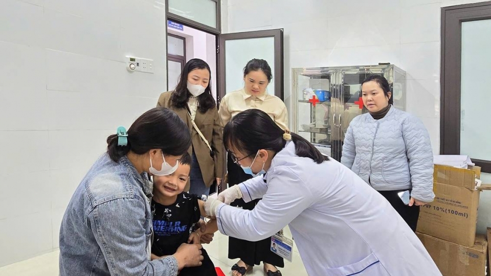 1_doan_cong_tac_cua_trung_tam_kiem_soat_benh_tat_giam_sat_cong_tac_tiem_chung_vac_xin_soi_tai_tram_y_te_xa_vu_minh_nguyen_binh_20250401164412.jpg