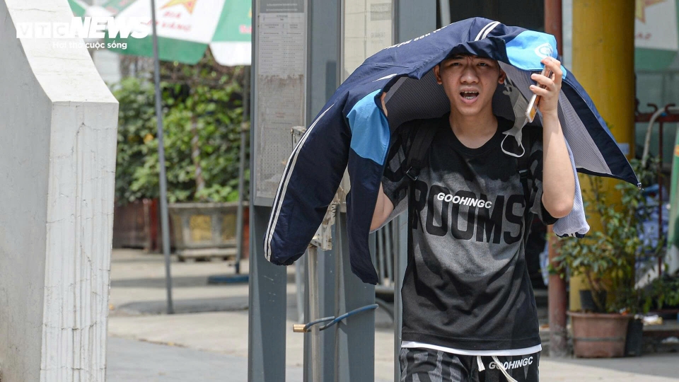 2._workers_struggle_under_scorching_early-summer_heat_in_hanoi.jpg