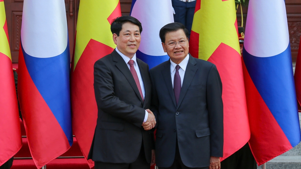 26-04_chu_tich_nuoc_luong_cuong_chup_anh_cung_tong_bi_thu_chu_tich_nuoc_lao_thongloun_sisoulith_tai_le_don.jpg