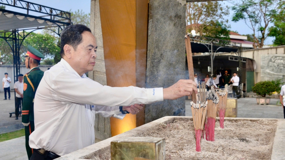 27-_4_ctqh_dang_huong_nghia_liet_si_quoc_gia_duong_chin_1.jpg