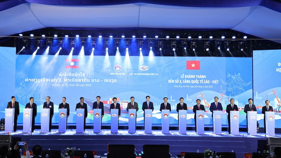 28-04_cac_dai_bieu_thuc_hien_nghi_thuc_an_nut_khanh_thanh_cau_cang_so_3_1.jpg
