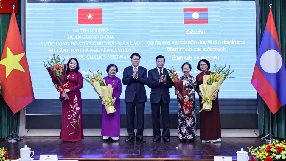 29-04_chu_tich_nuoc_luong_cuong_va_tong_bi_thu_chu_tich_nuoc_lao_thongloun_sisoulith_tang_hoa_chuc_mung_cac_dong_chi_nhan_huan_chuong_cao_quy_cua_lao.jpg