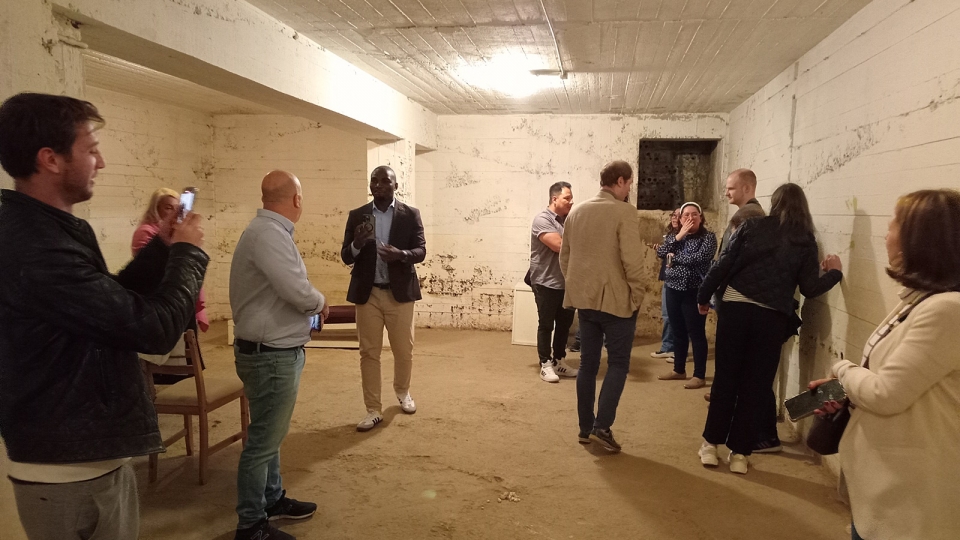 Khoảnh khắc xuống hầm trú ẩn Israel khi rocket nã vào Tel Aviv