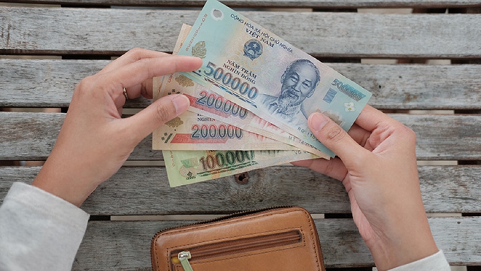13 năm kết hôn với nhau, tôi chưa bao giờ được cầm tiền của chồng