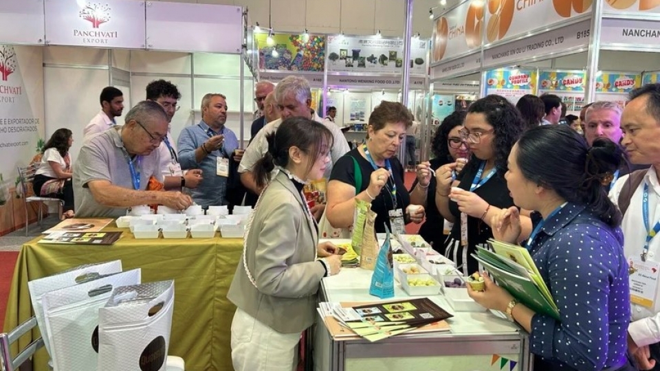 A large number of visitors show interest in Vietnamese products.jpg