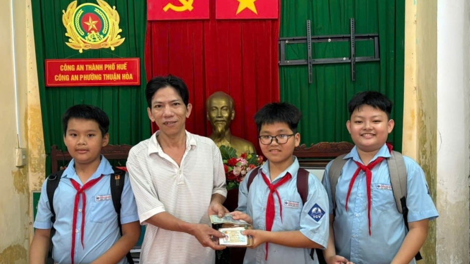 Ba em học sinh trả lại ví cho người đánh rơi.jpg
