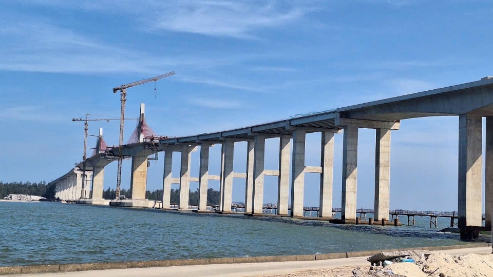 Cầu vượt cửa biển Thuận An.jpg