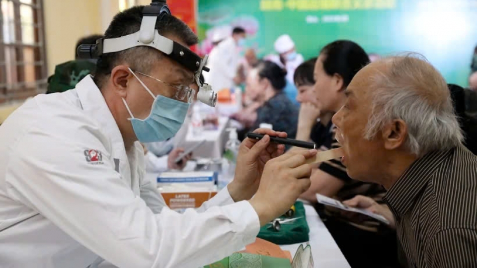Chinese military doctors provide health check-ups for local residents in Lang Son province.jpg