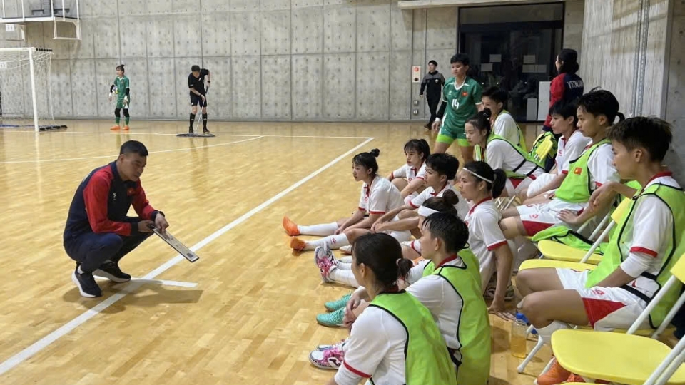 Coach nguyen Dinh HOang and his players during their training camp in Japan.jpg