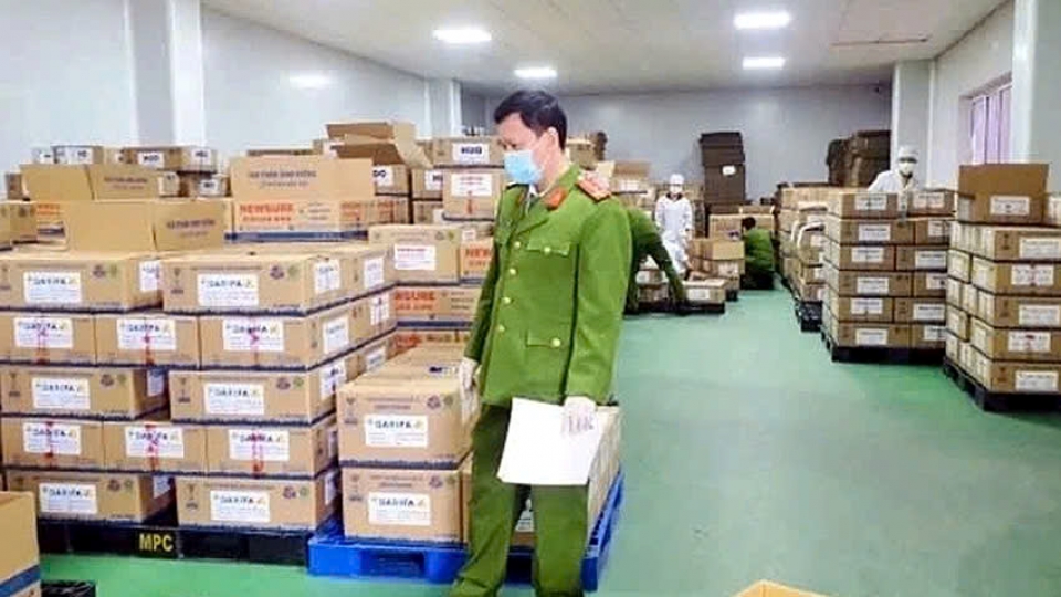 Competent authorities conduct a series of searches and inspections on suspected shipments of fake milk products.jpg