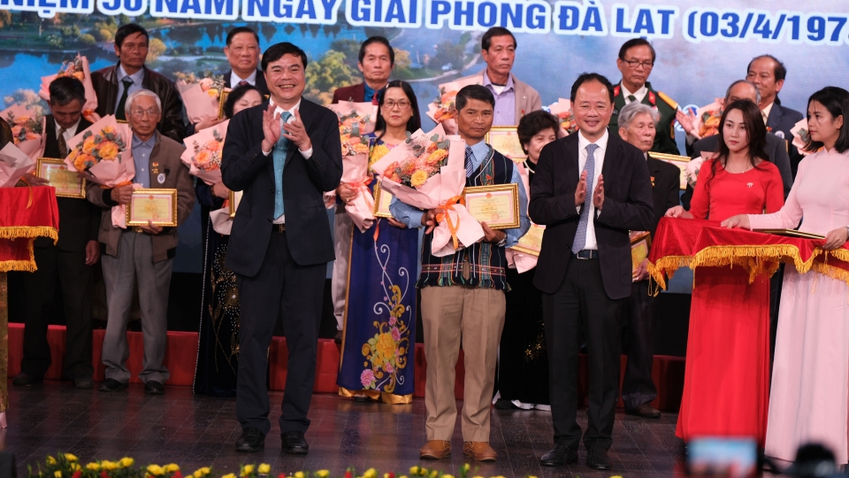 Dalat ton vinh cac gia dinh co cong cach mang tieu bieu 4.jpg