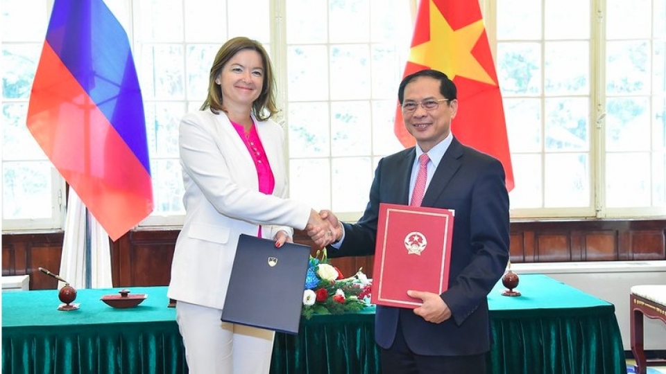 Foreign Minister Bui Thanh Son and Slovenian Deputy PM and Minister of Foreign and European Affairs Tanja Fajon sign cooperation agreement between the two foreign ministries.jpg