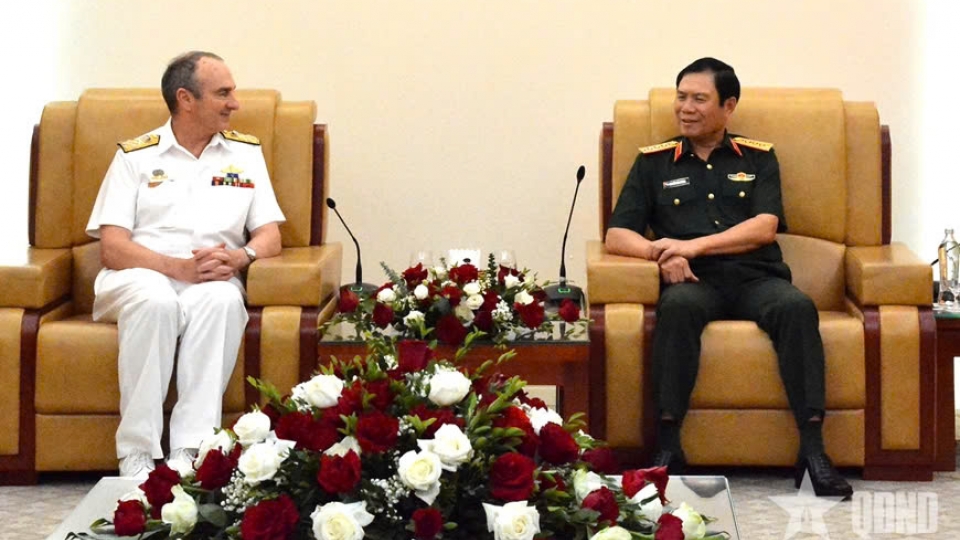 General Nguyen Tan Cuong and Admiral David Lance Johnston during their meeting in Hanoi on April 23, 2025.jpg