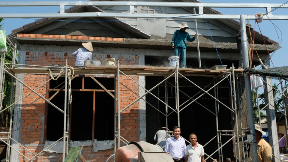 Hiện nay các địa phương trong tỉnh Quảng Ngãi đang cùng xây dựng hàng ngàn nhà mới trong chương trình xóa nhà tạm nhà dột nát.jpg