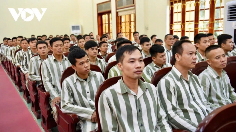 More than 8,000 prison inmates will be paroled on the occasion of the 50th anniversary of the liberation of the South and national reunification.jpg