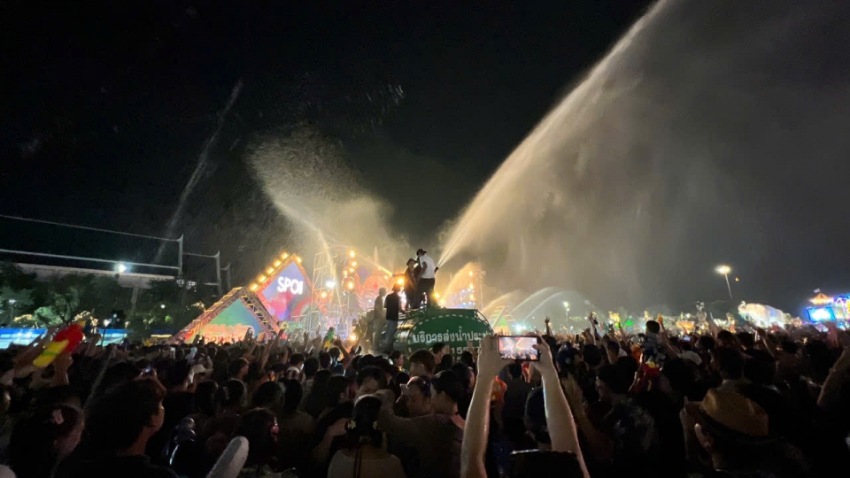 Người dân Thái Lan và du khách quốc tế cùng hòa vào niềm vui Tết té nước Songkran 2025 tại Quảng trường Sanam Luang, Bangkok. .jpg