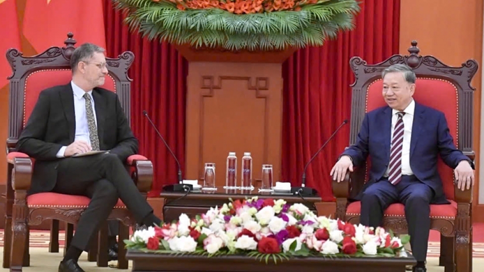 Party leader To Lam and French Ambassador to Vietnam Olivier Br 1ochet.jpg