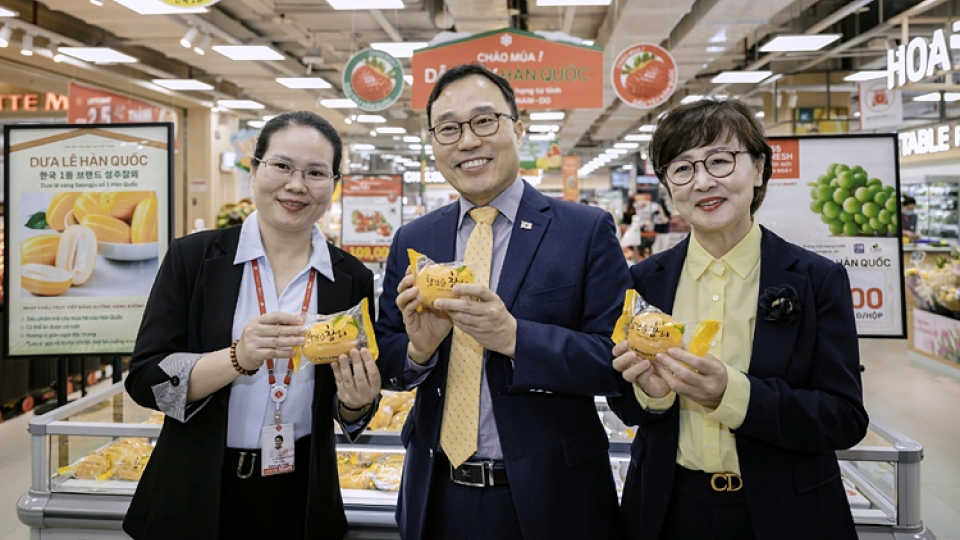RoK Ambassador to Vietnam Choi Youngsam  during the launch of the Korean melons at a Lotte Mart in Vietnam.jpg